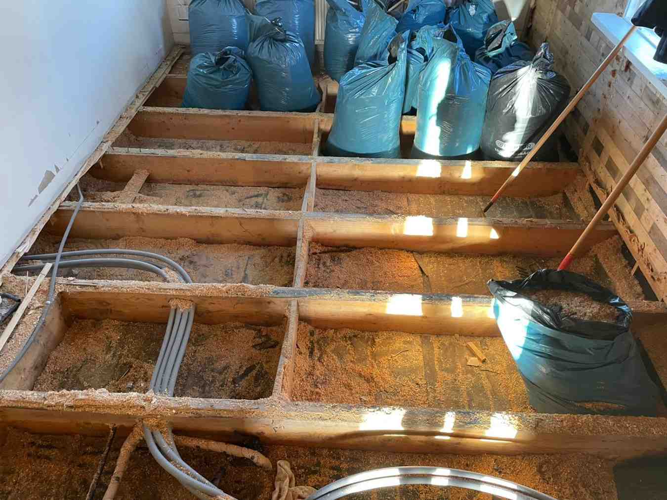 Rivning efter vattenskada på fastighet