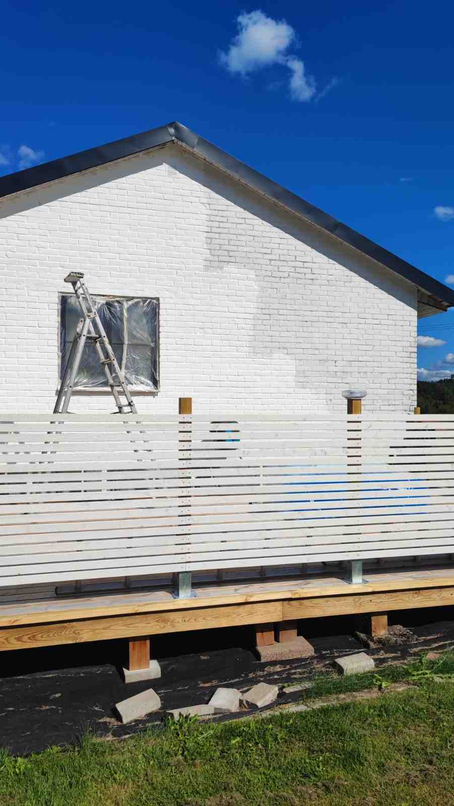 Målning av tegelfasad